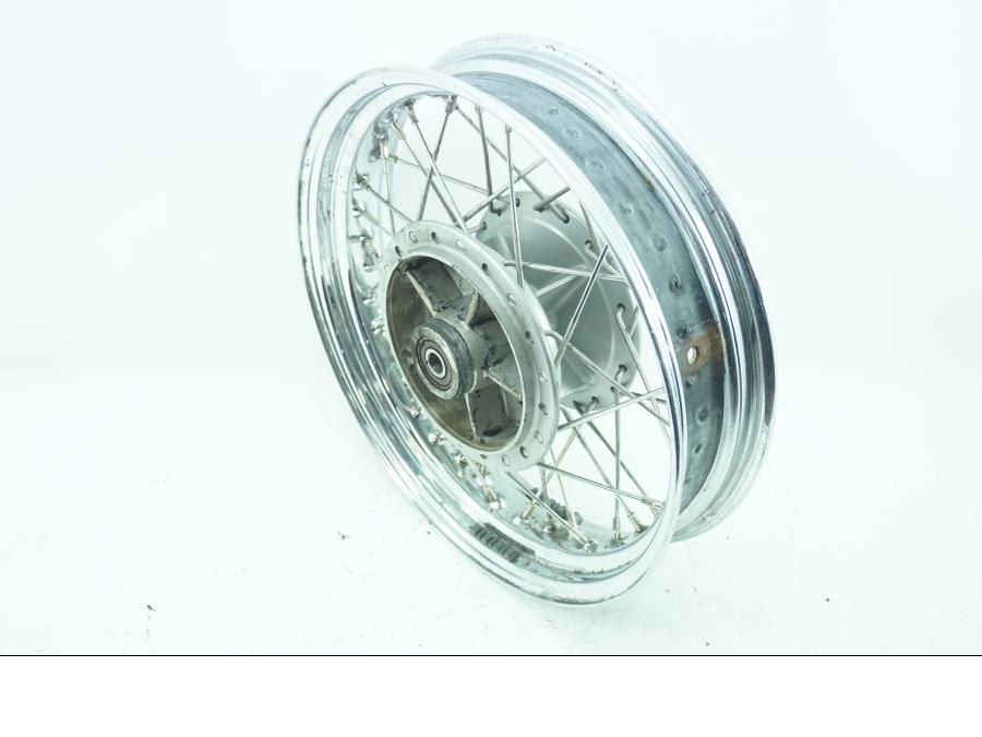 Framsidan på Fälg från en Triumph Bonneville -2001 motorcykel.