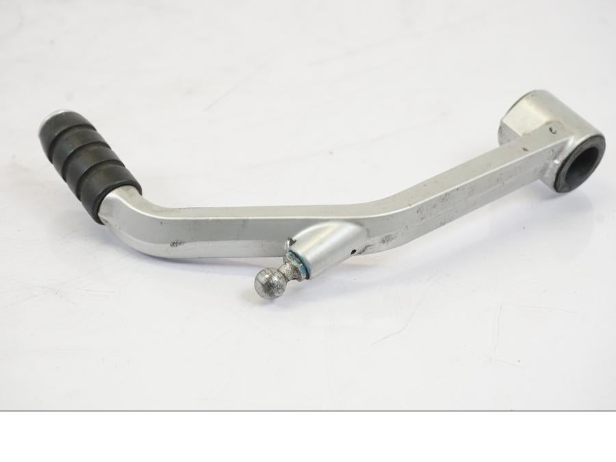 Snett nerifrån på Växelpedal från en BMW R 1150 RS -2003 motorcykel.