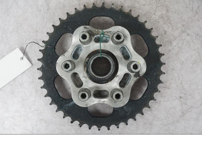 Snett nerifrån på Drevfäste från en Ducati Multistrada V4 -2024 motorcykel.