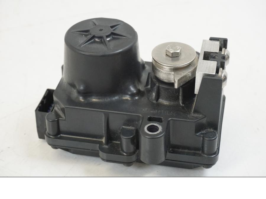 Höger sida på Avgasspjällmotor från en Triumph Speed Triple -2021 motorcykel.