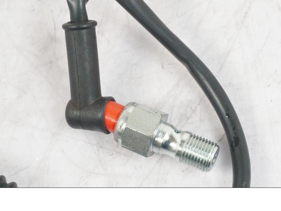 Baksidan på Bromsljuskontakt från en KTM 1290 Super Duke R -2022 motorcykel.