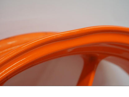 Höger sida på Fälg från en KTM 890 Duke -2020 motorcykel.