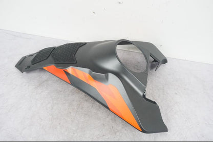 Baksidan på Tankkåpa från en KTM 1290 Super Adventure S -2023 motorcykel.