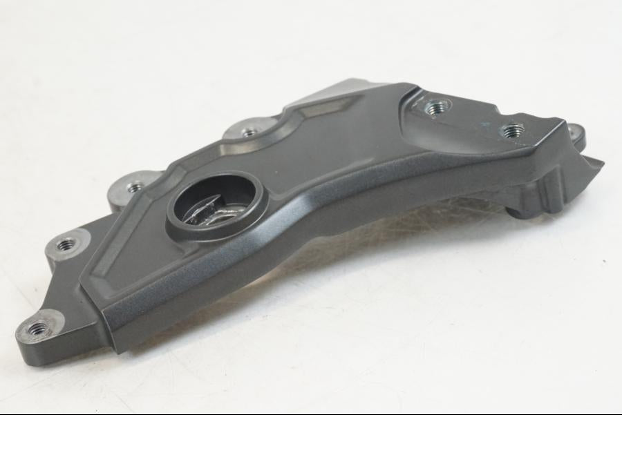 Höger sida på Fotpinnefäste inre från en Yamaha YZF R7 -2022 motorcykel.