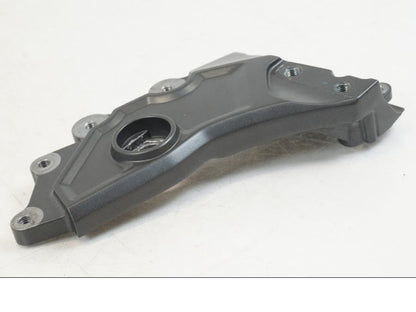 Höger sida på Fotpinnefäste inre från en Yamaha YZF R7 -2022 motorcykel.