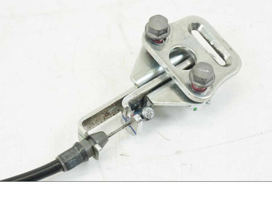 Vänster sida på Sadellåsmekanism från en Kawasaki NINJA 400 -2020 motorcykel.