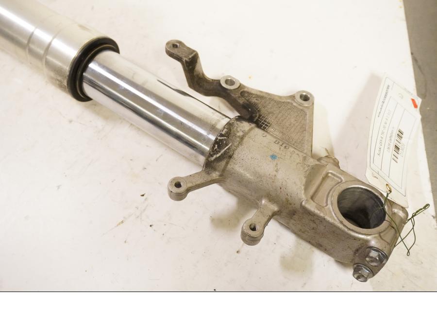 Vänster sida på Gaffelben från en Suzuki GSX-R 750 -2000 motorcykel.