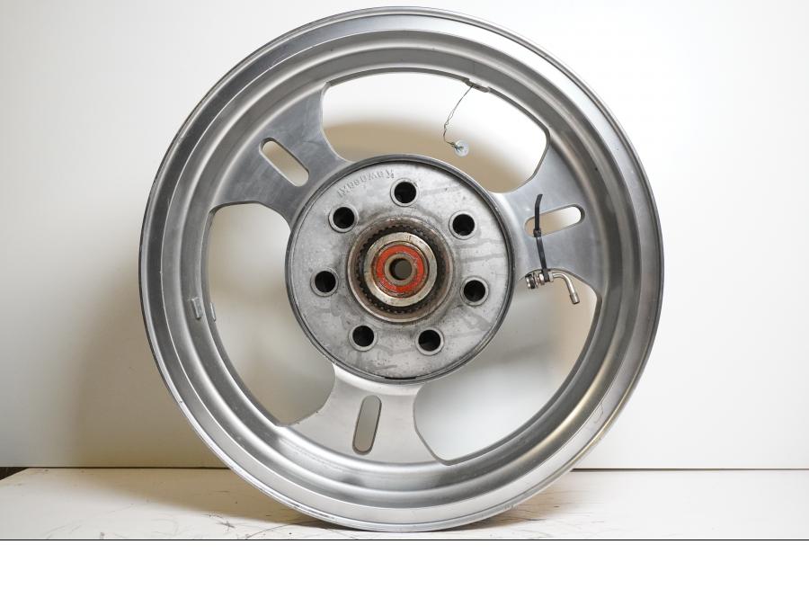 Framsidan på Fälg från en Kawasaki VN 1600 Mean Streak -2004 motorcykel.