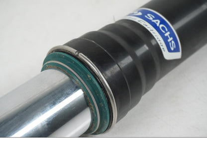 Vänster sida på Gaffelben från en AJP PR7 -2021 motorcykel.