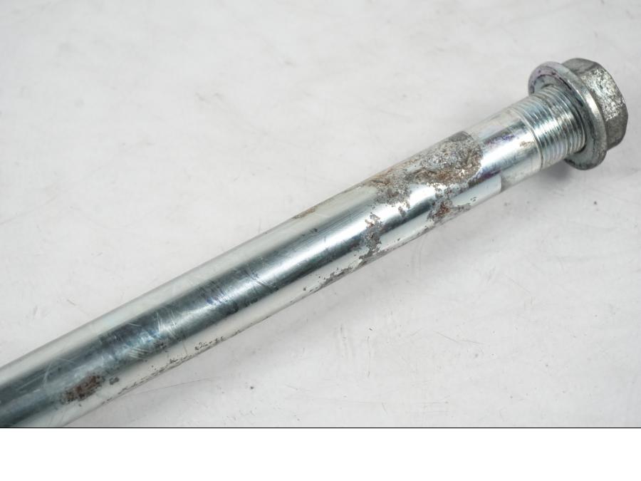 Vänster sida på Axel från en Kawasaki ER-6N ABS -2010 motorcykel.