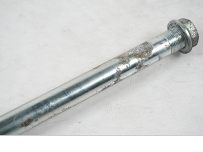 Vänster sida på Axel från en Kawasaki ER-6N ABS -2010 motorcykel.