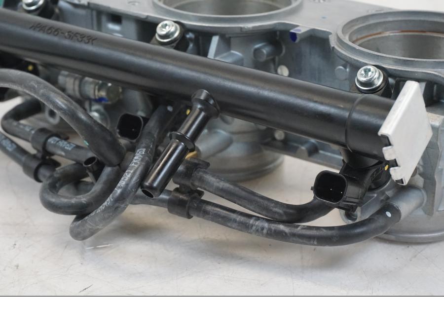 Vänster sida på Spjällhus från en Triumph Speed Triple -2021 motorcykel.