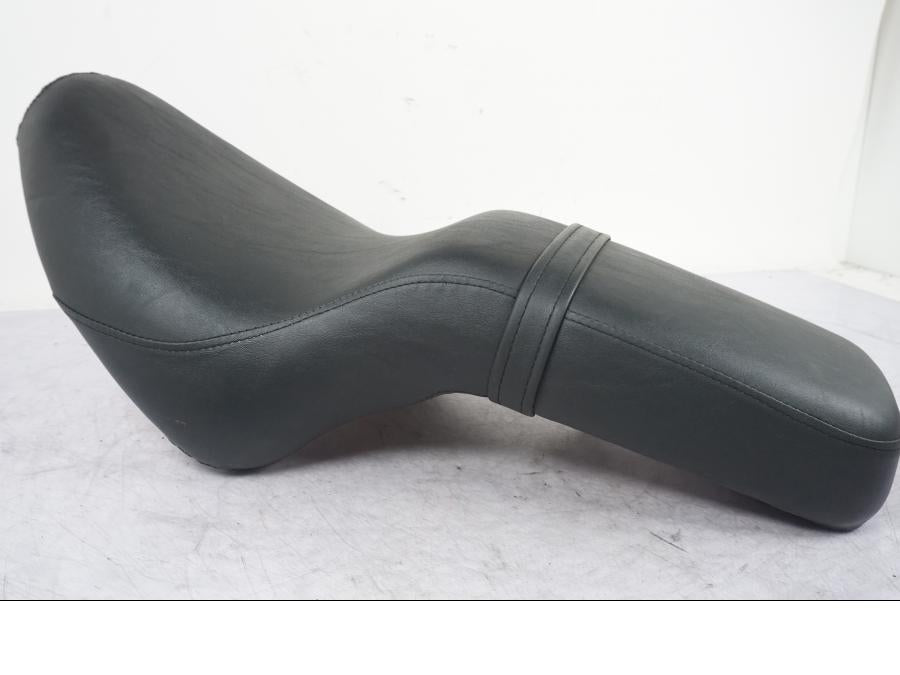 Vänster sida på Sadel från en Honda VT 600 C -1998 motorcykel.