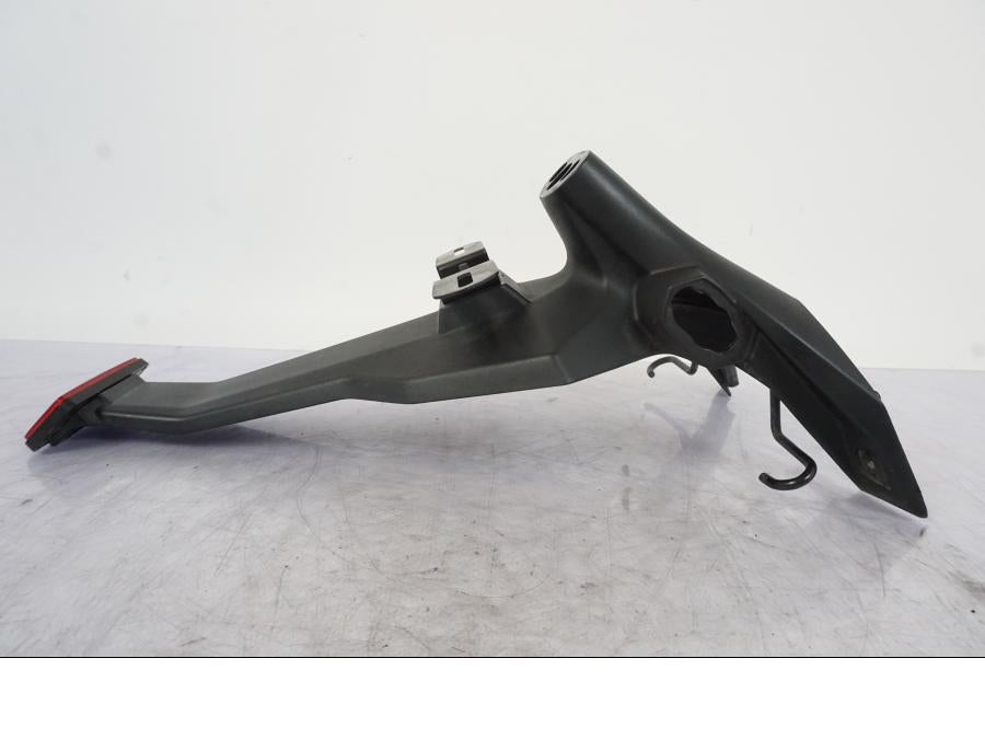 Baksidan på Skylthållare från en Kawasaki ER-6F -2010 motorcykel.