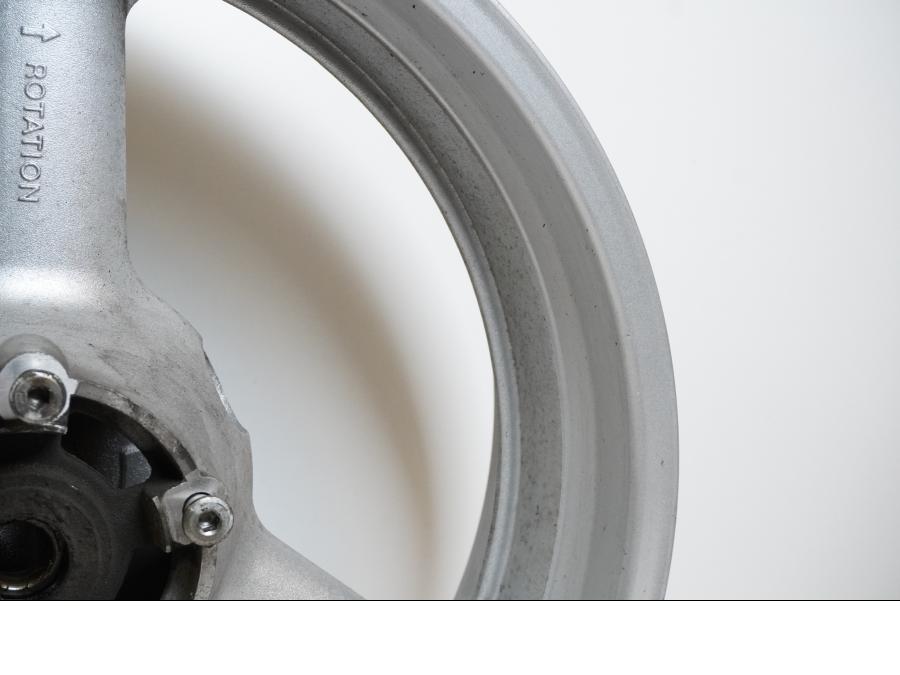 Vänster sida på Fälg från en Suzuki SV 650 -2006 motorcykel.