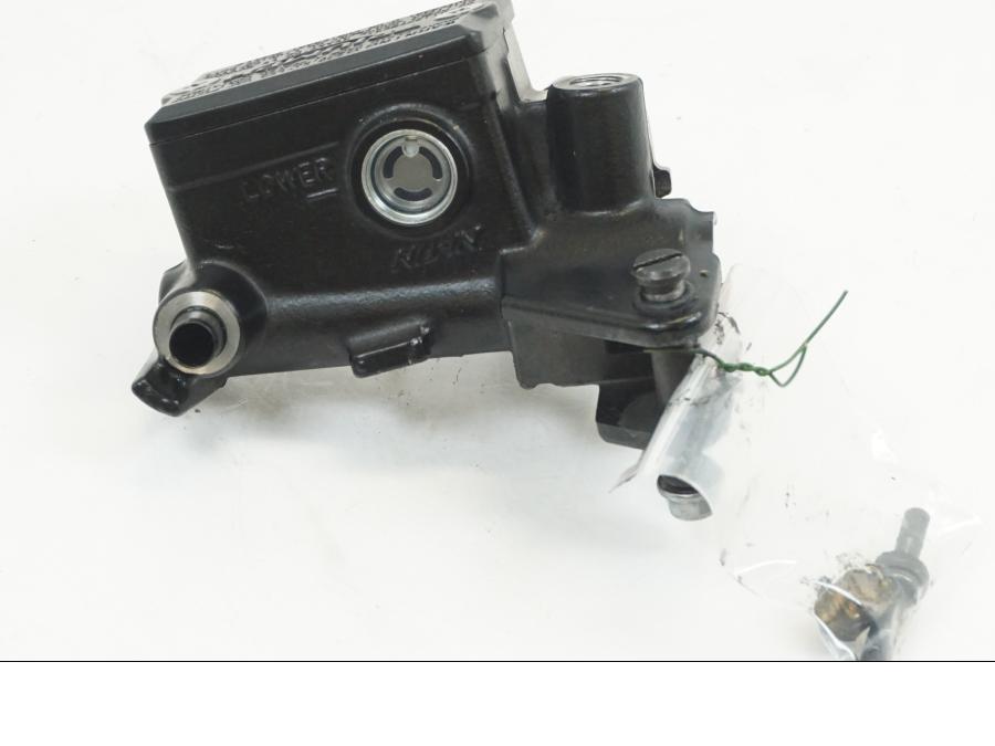 Baksidan på Kopplingshuvudcylinder från en Triumph Tiger 1200 -2018 motorcykel.