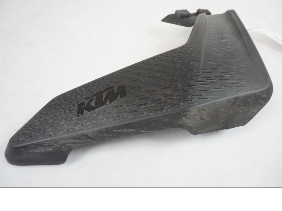 Höger sida på Kylarvinge från en KTM 390 Adventure -2021 motorcykel.
