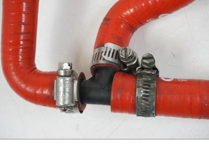 Snett nerifrån på Vattenkyl Slang Set från en Aprilia RS 125 -2008 motorcykel.