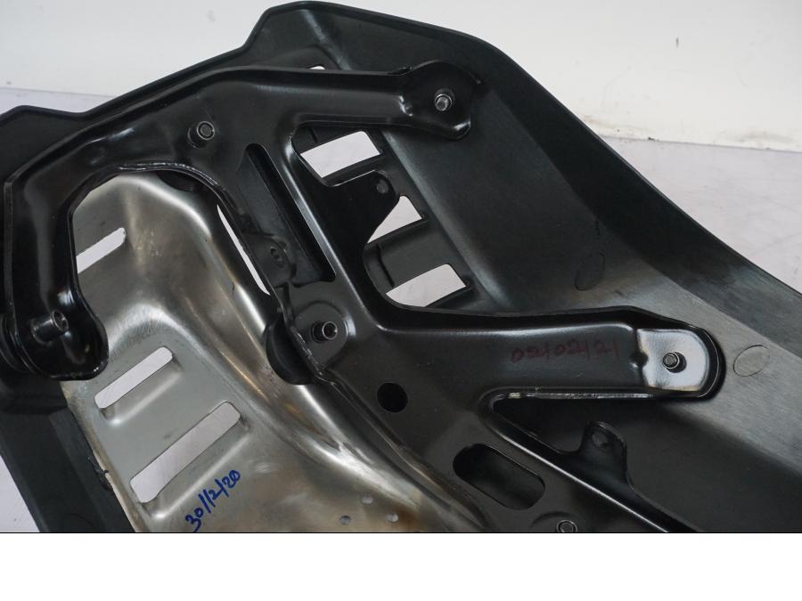 Höger sida på Hasplåt från en KTM 390 Adventure -2023 motorcykel.