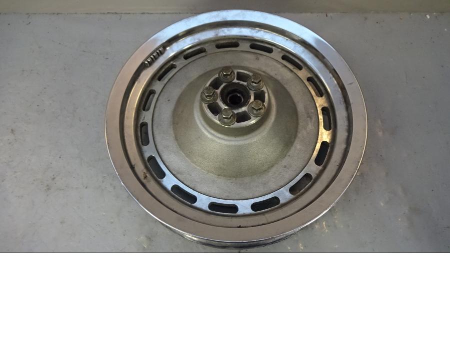 Baksidan på Fälg från en H-D Sportster 1200 XL1200C -1999 motorcykel.