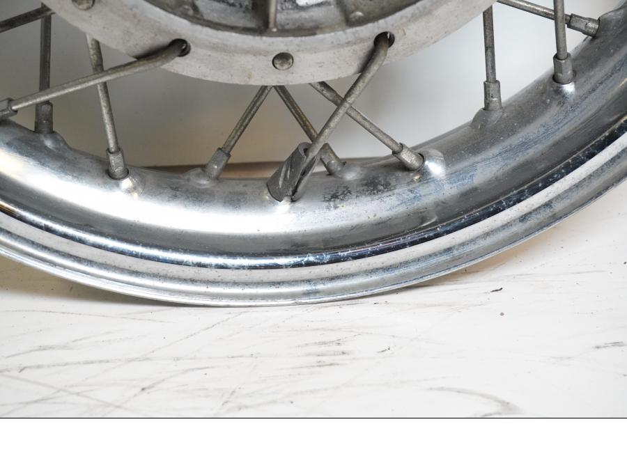 Höger sida på Fälg från en Suzuki LS 650 -1996 motorcykel.