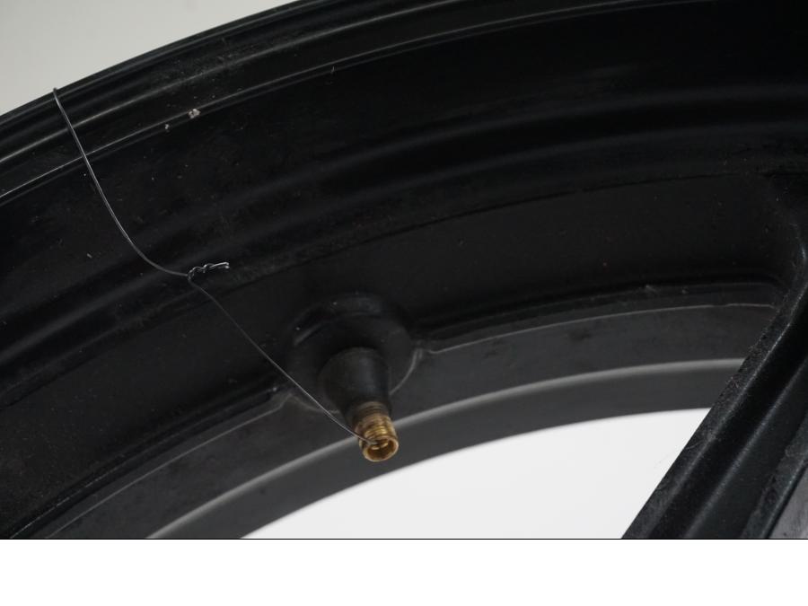 Snett uppifrån på Fälg från en Kawasaki ER-6N ABS -2010 motorcykel.