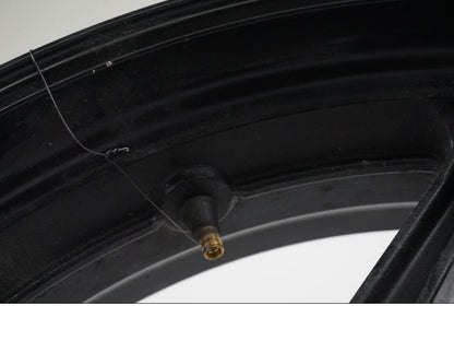 Snett uppifrån på Fälg från en Kawasaki ER-6N ABS -2010 motorcykel.