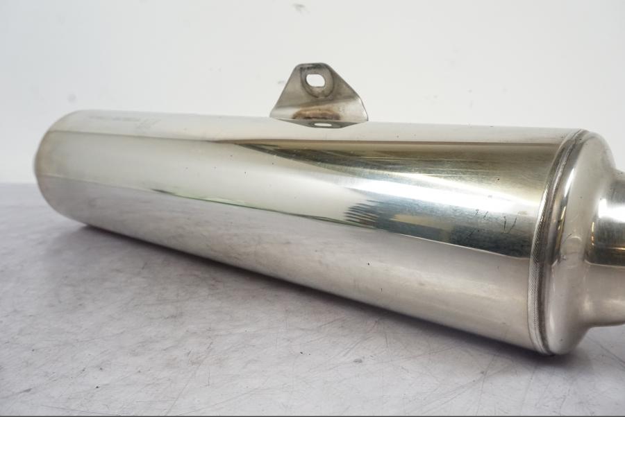 Snett nerifrån på Ljuddämpare från en Honda VTR 1000 F -1997 motorcykel.