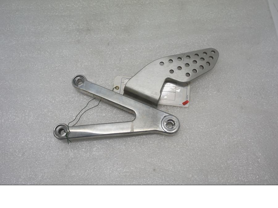 Framsidan på Fotpinnefäste från en Yamaha YZF 1000 R1 -2001 motorcykel.