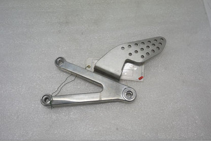 Framsidan på Fotpinnefäste från en Yamaha YZF 1000 R1 -2001 motorcykel.