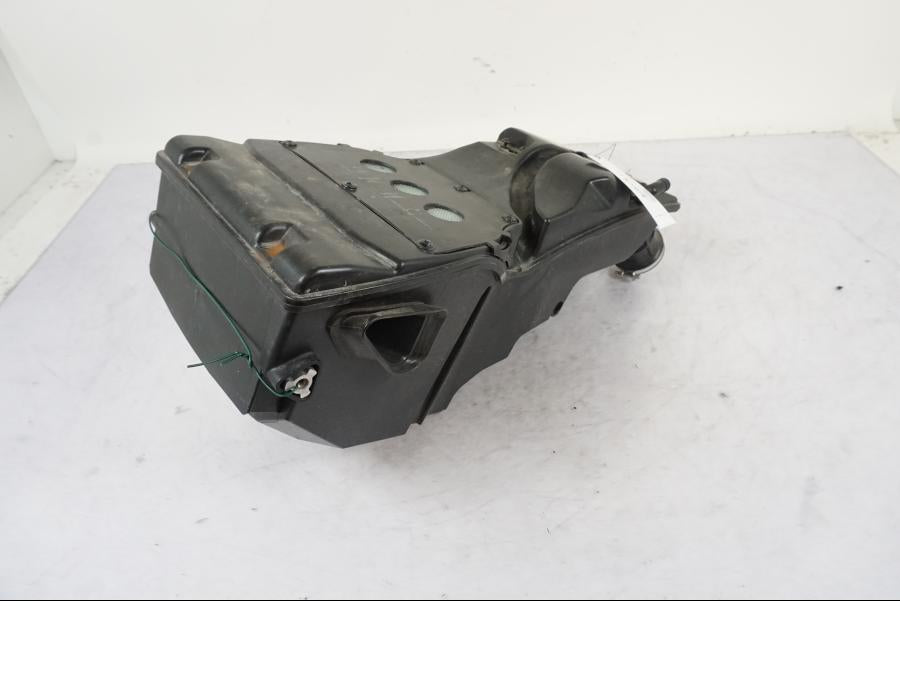 Höger sida på Luftburk från en KTM 790 Duke -2018 motorcykel.