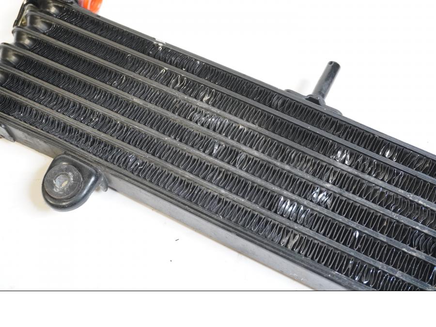 Höger sida på Oljekyl från en Yamaha XJR 1300 -2002 motorcykel.