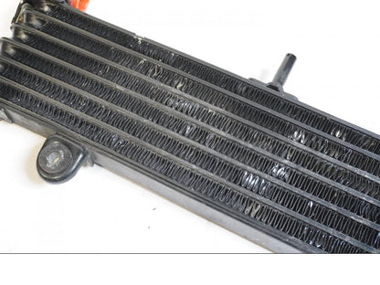 Höger sida på Oljekyl från en Yamaha XJR 1300 -2002 motorcykel.