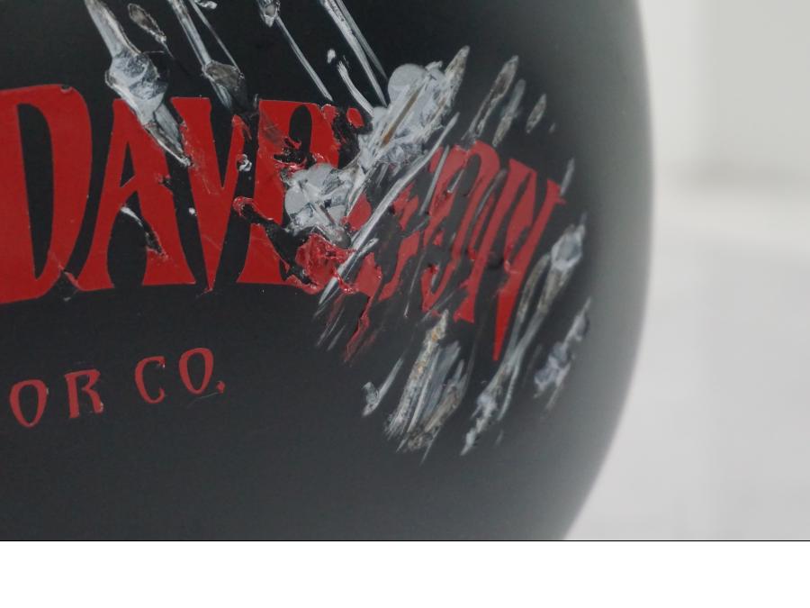 Vänster sida på Bensintank från en H-D Softail Standard FXST -2001 motorcykel.