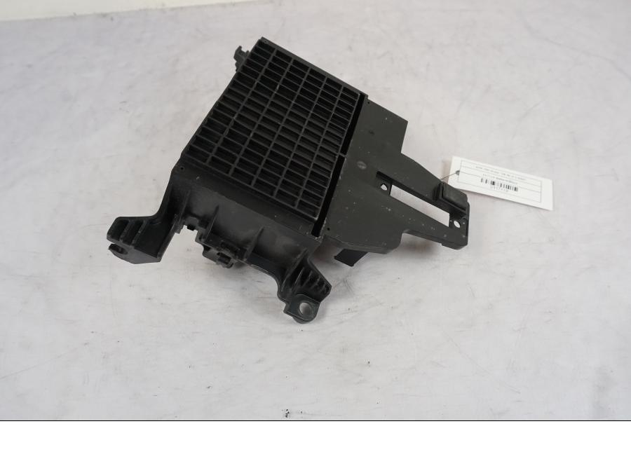 Baksidan på Batterihållare från en KTM 790 Duke -2018 motorcykel.