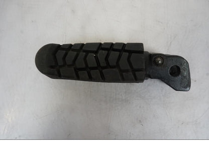 Snett uppifrån på Fotpinne från en KTM 125 Duke -2017 motorcykel.