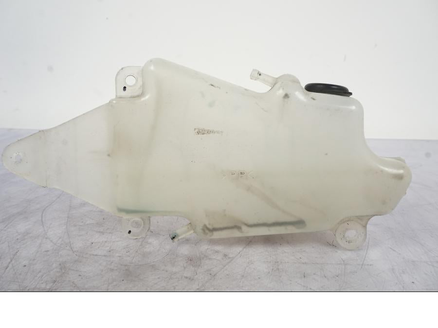 Snett uppifrån på Vattenexpansionskärl från en Kawasaki VN 1500 -2003 motorcykel.