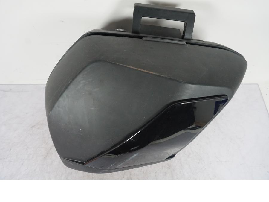 Snett nerifrån på Sidoväska från en Yamaha MT-09 Tracer -2022 motorcykel.