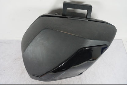 Snett nerifrån på Sidoväska från en Yamaha MT-09 Tracer -2022 motorcykel.