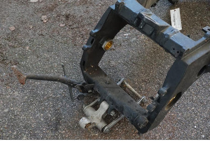 Snett uppifrån på <p>KLAR Denna ram är kryssad och säljs utan papper ramnumret är överstruket och får ej användes i trafik. Ramen får brukas till på privat väg samt viss bankörning (läs på regler inför bankörning) ramar som säljs utan papper brukas säljas för byggnationer som ej ska brukas på vägar.</p>

<p>Med stötdämparlänkage och sidostöd.</p> motorcykel.