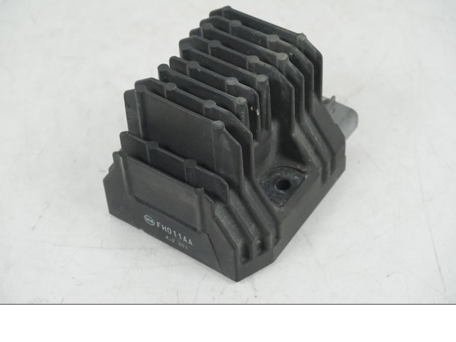 Baksidan på Likriktare från en Yamaha YZF 1000 R1 -2004 motorcykel.