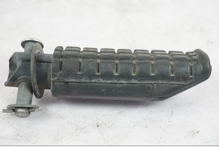 Framsidan på Fotpinne från en Honda NT 650 V -2002 motorcykel.