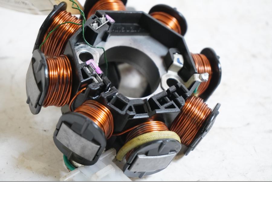 Baksidan på Generator från en Honda ANF 125 -2009 motorcykel.