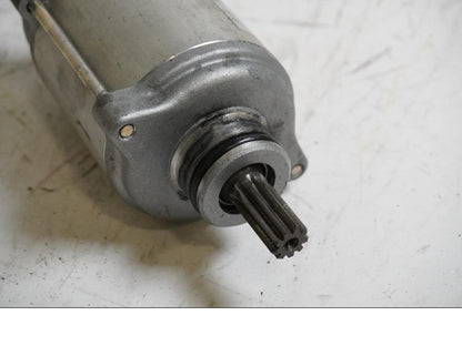 Baksidan på Startmotor från en BMW S 1000 RR -2013 motorcykel.