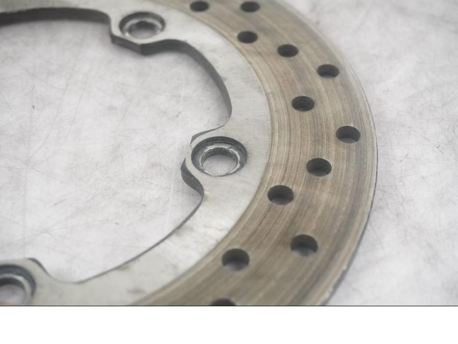 Vänster sida på Bromsskiva från en Yamaha YZF R6 -2003 motorcykel.