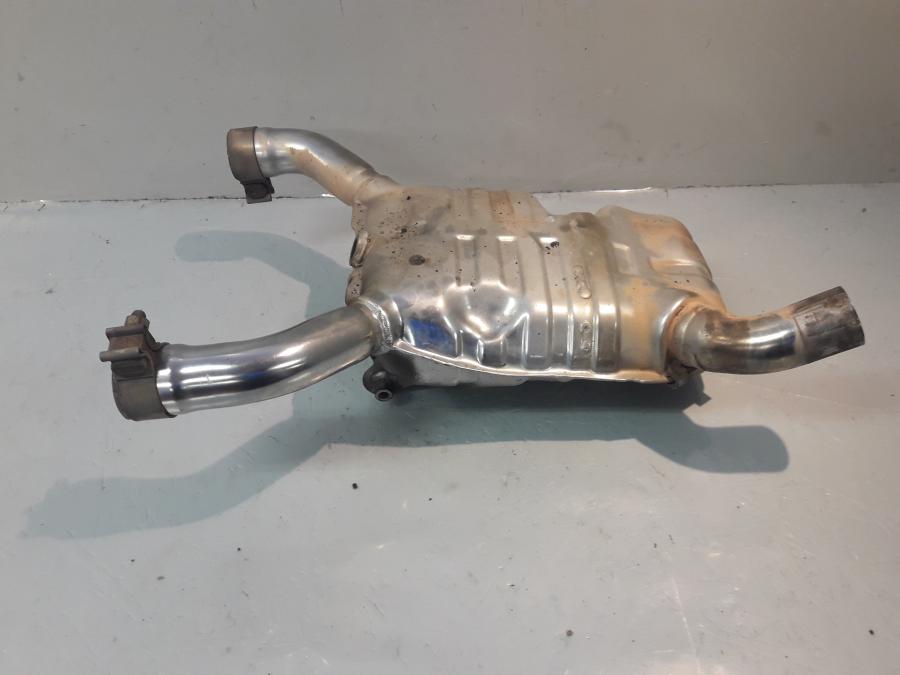 Baksidan på Mellanburk från en BMW R 1150 R -2004 motorcykel.