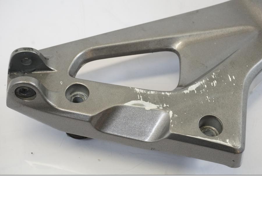 Baksidan på Fotpinnefäste från en Honda NT 700 -2008 motorcykel.