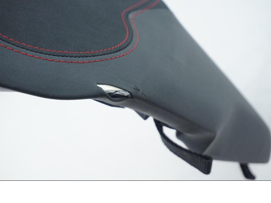 Snett nerifrån på Sadel från en Ducati Supersport 939 -2018 motorcykel.