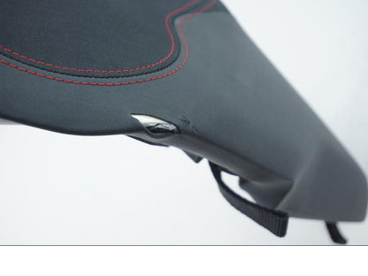 Snett nerifrån på Sadel från en Ducati Supersport 939 -2018 motorcykel.