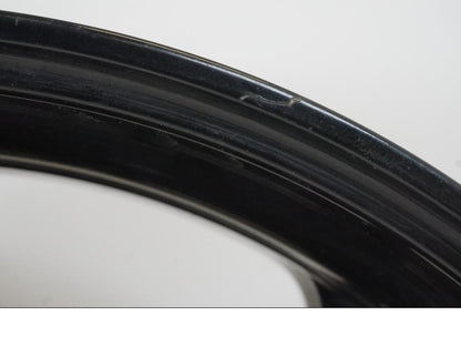 Snett nerifrån på Hjulpaket från en Aprilia Tuono V4R -2011 motorcykel.